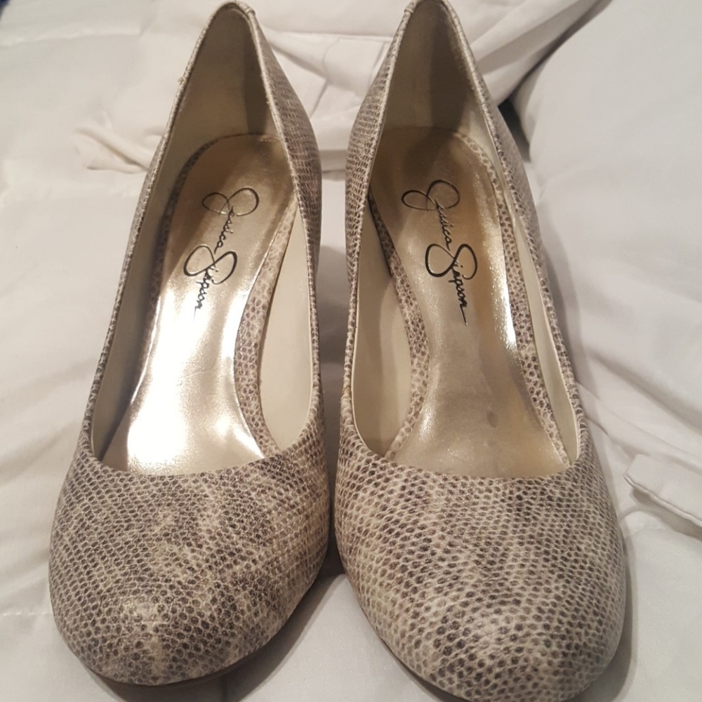 Jessica Simpson pumps